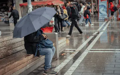 Caminar bajo la lluvia: beneficios y precauciones para tu salud