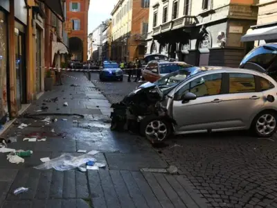 Caos en Módena: auto arrolla peatones y deja 8 heridos