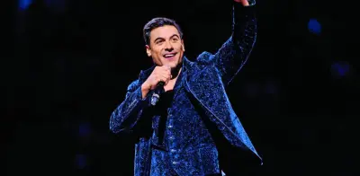 Carlos Rivera emociona a 40 mil asistentes en la Plaza de Toros México