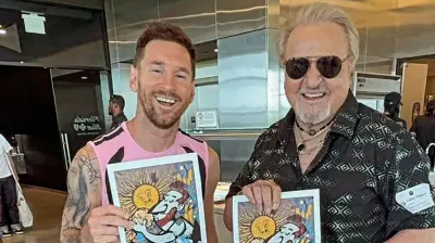 Carlos Villagrán cumple sueño: conoce a Messi y lo besa en la mejilla