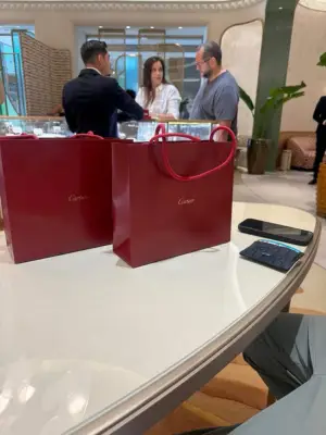 Carolyn Adams niega compras millonarias en Loro Piana; acusa difamación