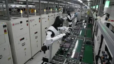 China utiliza robots humanoides como obreros en fábricas de precisión