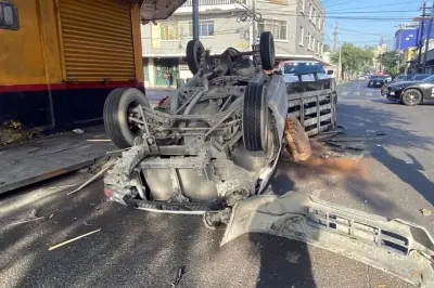 Chocan y vuelcan en el centro de la ciudad: 2 heridos