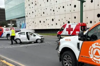 Choque contra base de anuncio deja conductor lesionado en Monterrey