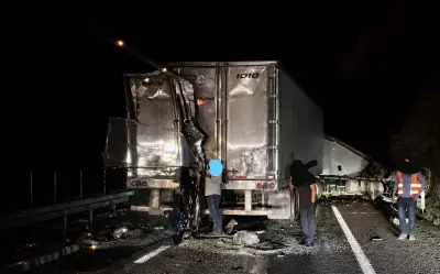 Choque entre camiones de carga y autobús en Tequila deja 3 heridos