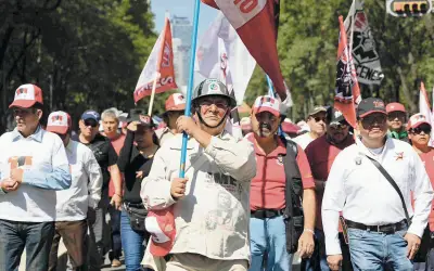 CNTE marcha al Zócalo y amenaza con paro nacional educativo
