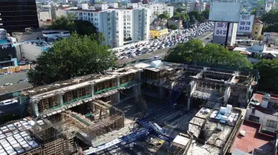 Colapsa grúa en obra en colonia Roma; reportan 5 heridos