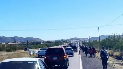 Comunidades indígenas bloquean cinco carreteras en Michoacán por seguridad