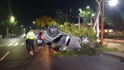 Conductor ebrio causa daños públicos en Guadalajara y termina en CURVA