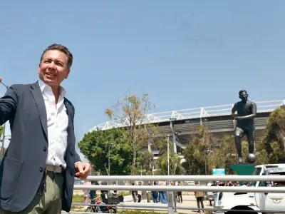 Develan escultura monumental 'La Canarinha' en el Estadio Jalisco rumbo al Mundial 2026