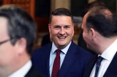 Dimite ministro de Salud rival de Starmer en Reino Unido