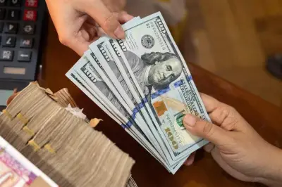 Dólar cierra en 17.17 pesos, su nivel más bajo en 5 meses