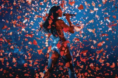 Dua Lipa lanza disco en vivo desde el Centro Histórico