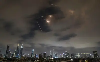 Emiratos intercepta misiles y drones iraníes; tres heridos