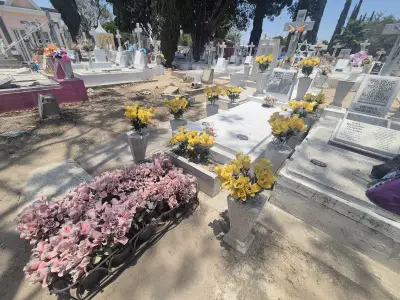 Entre flores y recuerdos: tapatíos honran a sus madres en el Panteón de Mezquitán