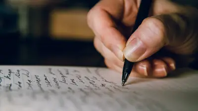 Escribir a mano fortalece memoria y cerebro, según UNAM