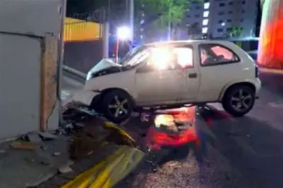 Estrellan auto contra barda y escapan en la CDMX