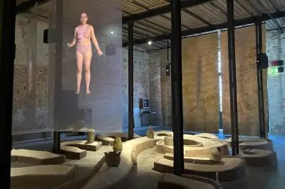 Exposición 'Llama Rojonegro' en Venecia invita a conectar con lo otro