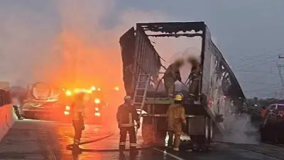 Fallece operador de tráiler en incendio sobre autopista Puebla-Orizaba