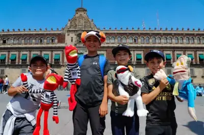 Fiesta masiva de '31 Minutos' tiñe de rojo el Zócalo capitalino