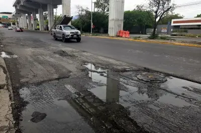Fuga de agua retrasa repavimentación en Miguel Alemán