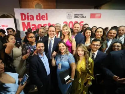 Gobernador de Coahuila reconoce a maestros con más de 300 preseas en Día del Maestro