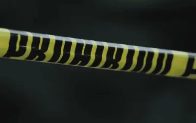 Hallan cuerpo de mujer embarazada en canal de aguas negras en Edomex