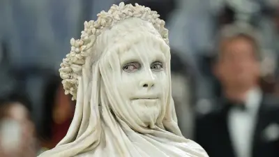 Heidi Klum impacta con vestido de escultura de mármol en la Met Gala 2026