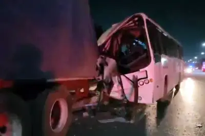 Impacta camión a tráiler: ocho heridos en la CDMX