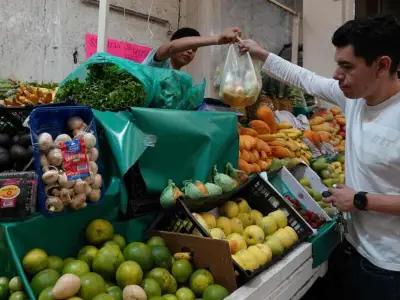 Inflación en México baja a 4.45% en abril; jitomate y chile serrano suben