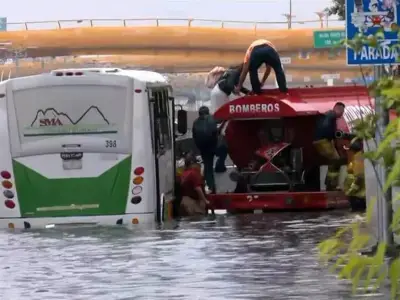 Inundaciones en la autopista México-Puebla por lluvias intensas