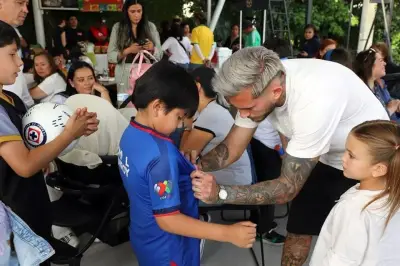 Jugadores de Cruz Azul festejan a niños en su día
