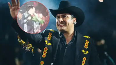 Julión Álvarez es golpeado por ramo de flores en pleno concierto; video se vuelve viral