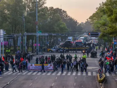 Marcha de transportistas y campesinos bloquea Reforma en CDMX