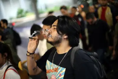 Marchan y fuman a favor de legalizar la mariguana
