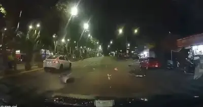 Motociclista muere al pasarse semáforo en rojo y chocar contra Tesla en CDMX
