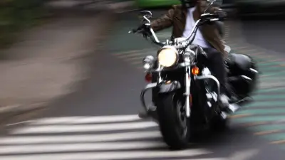Motociclista sobrevive tras quedar su moto colgada de un semáforo en Canadá