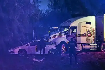 Muere niño al ser impactado auto por tráiler en carretera