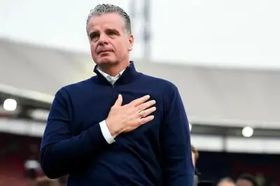 Ovacionan a Te Kloese en emotiva despedida de Feyenoord