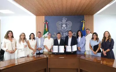 Pablo Lemus firma ley para beneficios infantiles en Jalisco