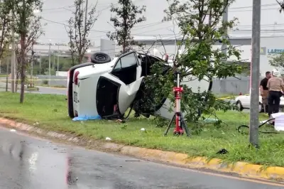 Persecución en carretera termina en volcadura; muere mujer en accidente