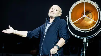 Phil Collins reaparece en muletas en evento real en Londres