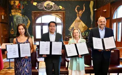 Ricardo Villanueva firma alianza con Francia para doble titulación internacional