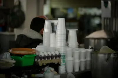 Riesgo oculto al calentar comida en recipientes de hielo seco