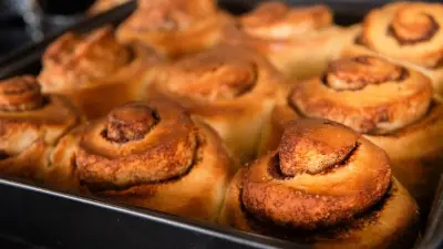 Roles de canela con queso crema caseros: receta fácil