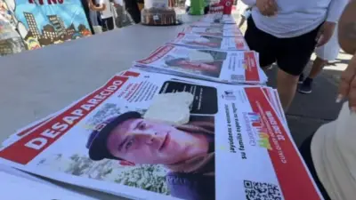 Rostros de desaparecidos llenan muros en Jalisco en lucha contra el olvido