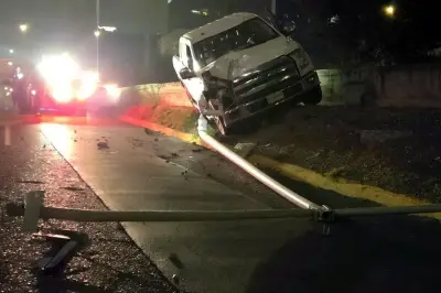 Sale de bar y se sube a camellón en la CDMX