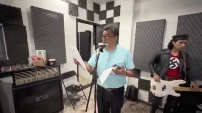 Senador Monreal canta con músico que porta esvástica