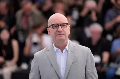 Soderbergh defiende uso de IA en documental sobre Lennon