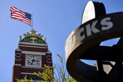 Starbucks despide a 300 empleados en EU en reestructuración
